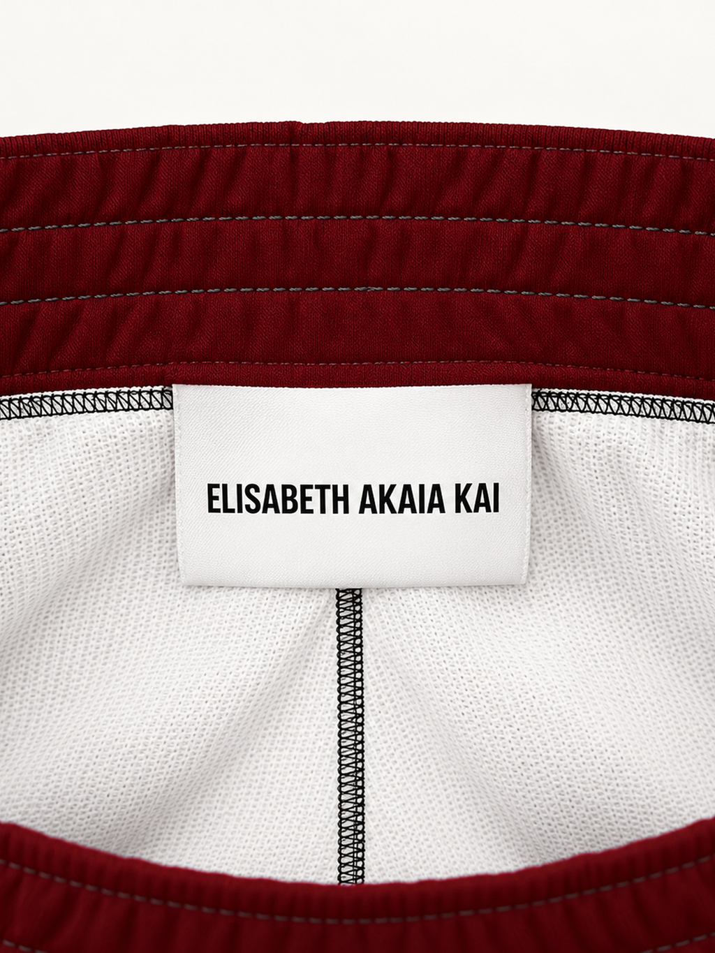 Étiquette intérieure Élisabeth Akaïa Kaï et coutures du pantalon de survêtement homme MIENGO SEKIANI.