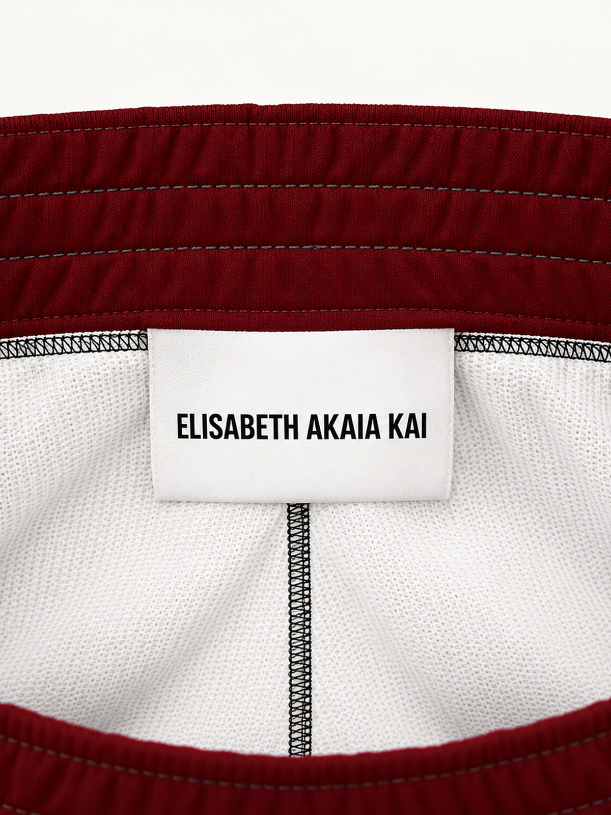 Étiquette intérieure Élisabeth Akaïa Kaï et coutures du pantalon de survêtement homme MIENGO SEKIANI.
