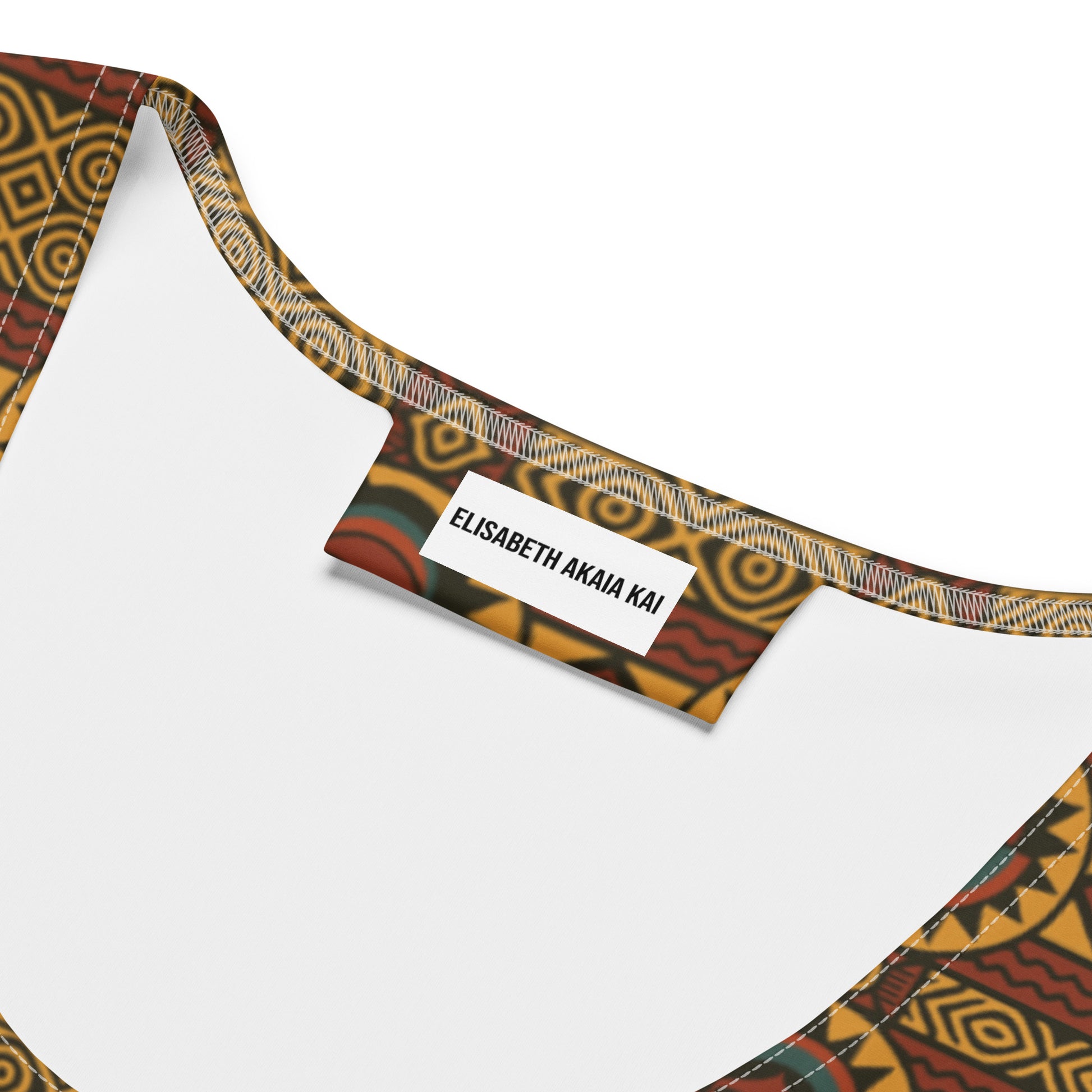 Détail tissu et imprimé de la robe moulante Kaya Lumina, motif africain contemporain aux nuances chaudes, finition haut de gamme, mode afro luxe éthique