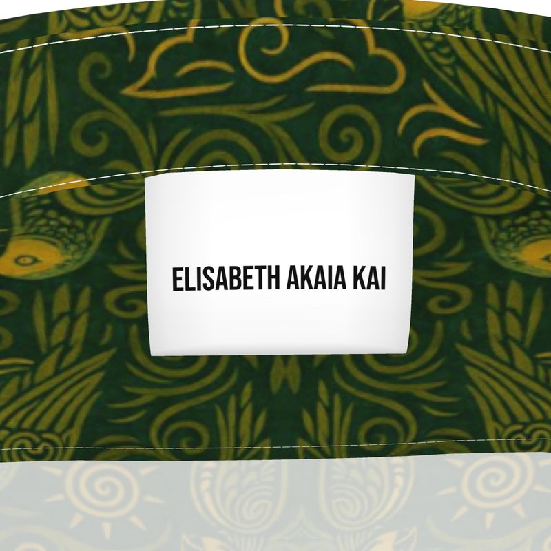 Gros plan intérieur sur le col de la chemise M’bani. L’étiquette Élisabeth Akaïa Kaï se détache sur le fond vert et or, symbole d’authenticité et de fabrication à la demande.